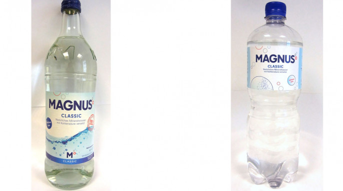 links: Magnus Mineralwasser Glasflasche; rechts: PET-Flasche 