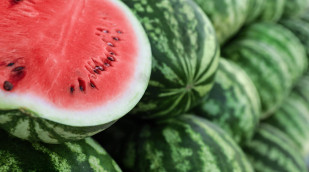 ganze-und-geschnittene-wassermelonen