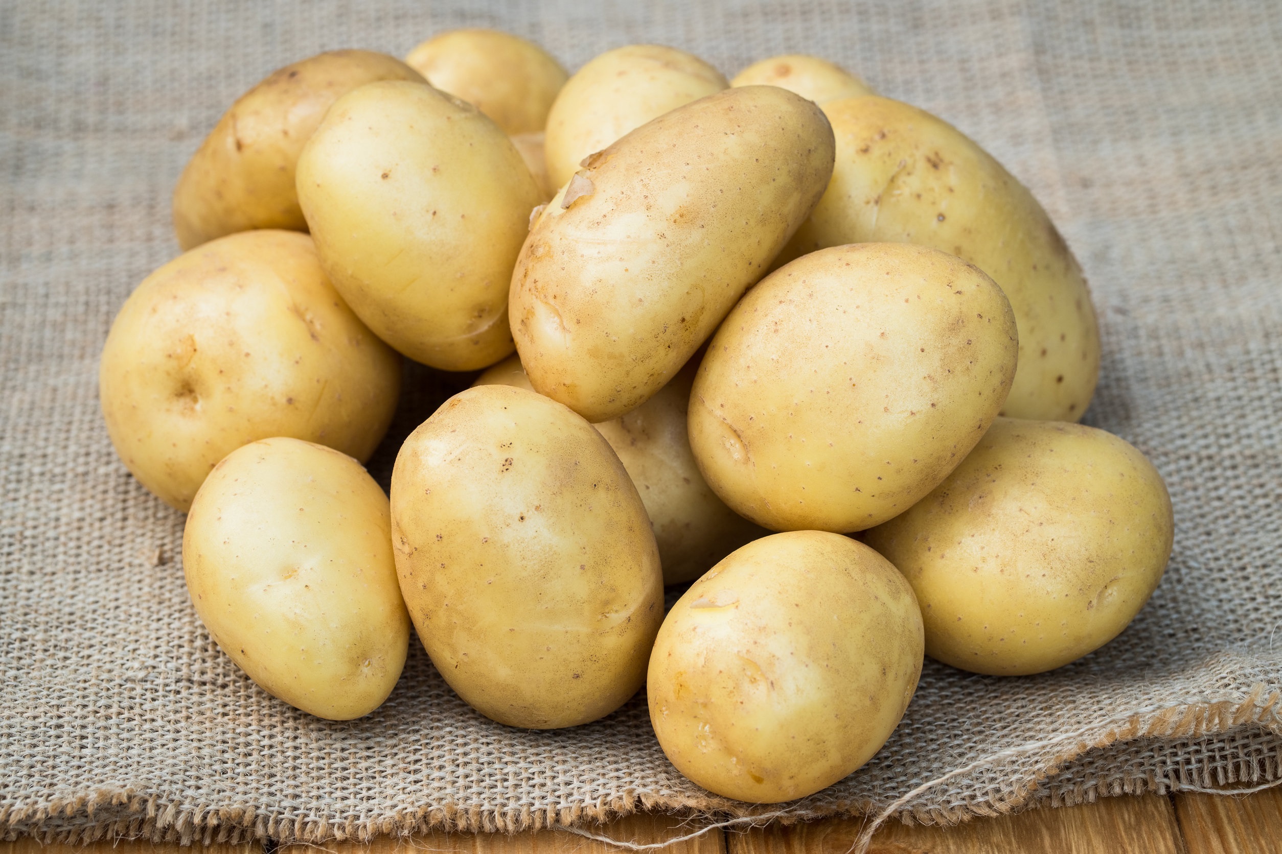 Купить семенной картофель в воронеже. Сорт картофеля Дезире. Картофель сорт Уладар. Картофель Венета. Сорт картофеля Наяда.