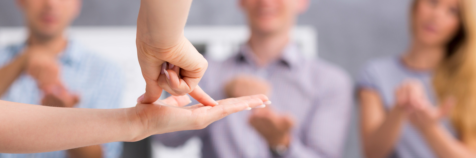 Gebärdensprache Hand zeigt das Wort "flach"