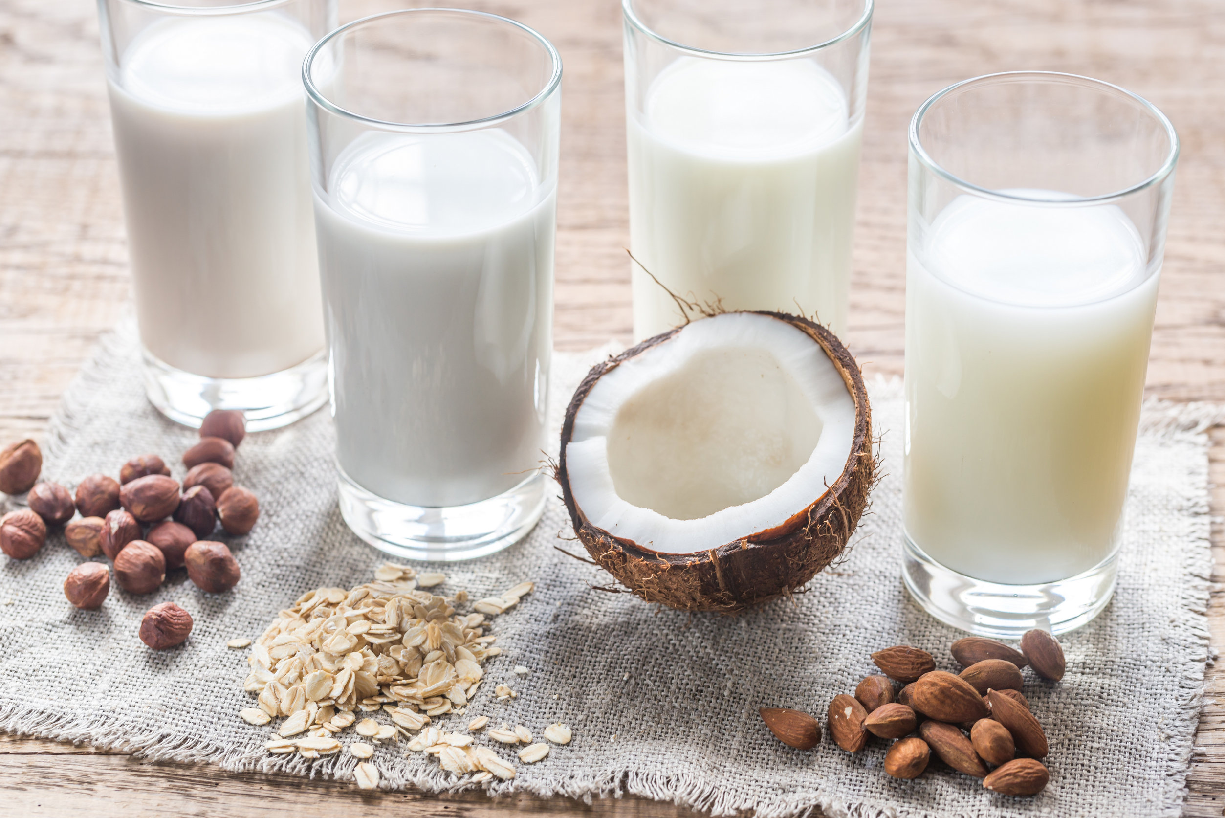 Растительное молоко можно в пост. Миндальное соевое кокосовое молоко. Молочные продукты. Растительное молоко. Альтернативное молоко.