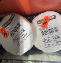 Käse mit Rabattaufkleber