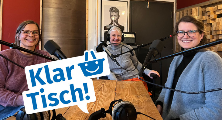Nicole Schöppler, Stephanie Wetzel und Carolin Krieger bei der Aufnahme des Podcasts "KlarTisch"