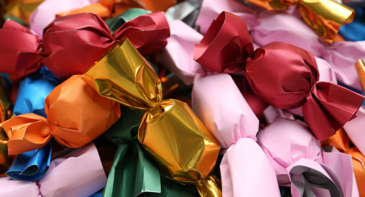 bonbons-in-bunten-verpackungen