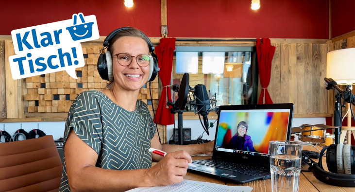 Zwei Frauen im Podcaststudio