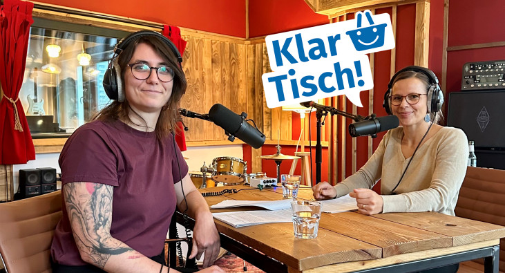 Podcastaufnahme mit Gästin im Aufnahmestudio