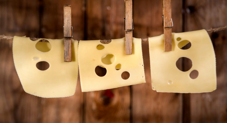 Emmentaler Käse hängt an einer Wäscheleine