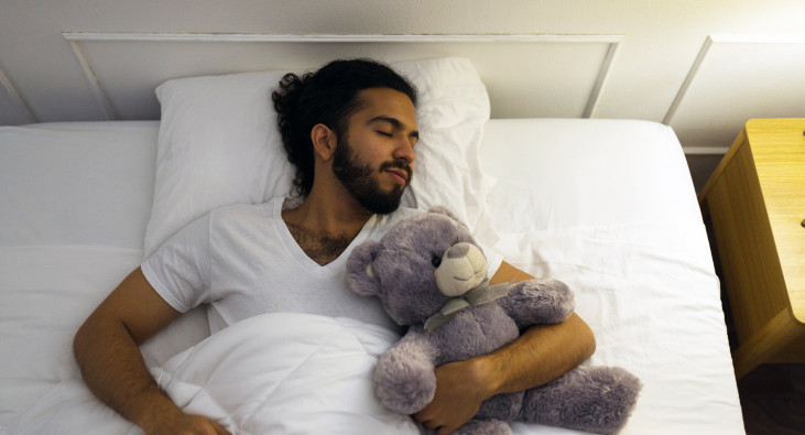 Schlafender Mann mit Teddybär