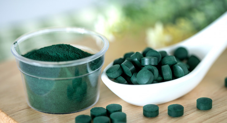 Spirulina Pulver und Tabletten