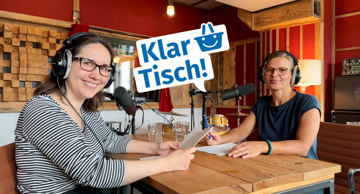 Podcastaufnahme mit Expertin im Aufnahmestudio
