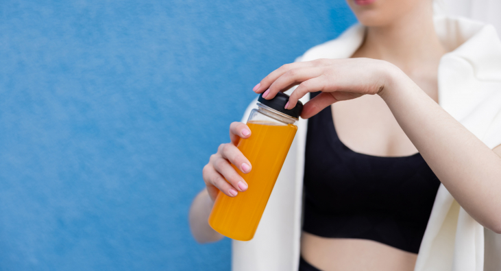 Frau mit Sportgetränk