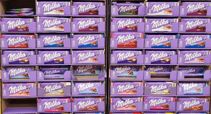 Milka-Verpackungen in Aufsteller