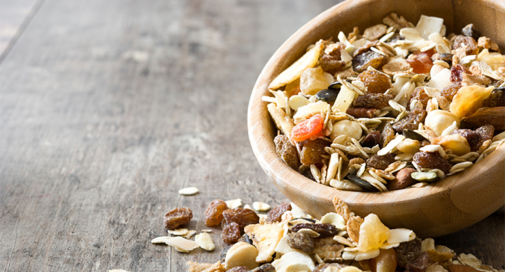 eine Schüssel Müsli mit Trockenfrüchten eine Schüssel Müsli mit Trockenfrüchten