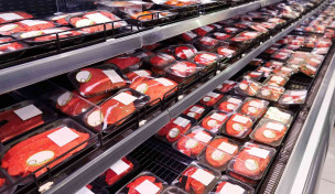 Verpacktes Fleisch im Supermarkt