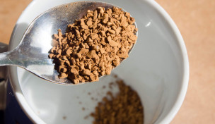Instant Kaffee auf Löffel