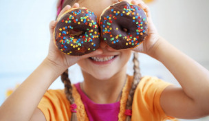 Kind mit Donuts
