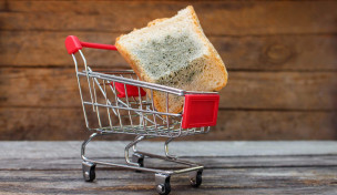 Verdorbenes Brot im Einkaufswagen