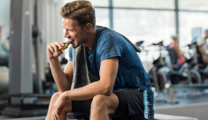 Sportler isst Fitnessriegel