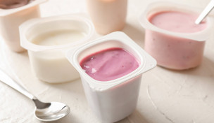 Fruchtjoghurt in Bechern Fruchtjoghurt in Bechern