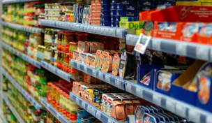 Fischkonerven im Supermarktregal