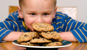 Junge starrt auf Kekse