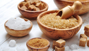 Verschiedene Zucker in Holzschalen