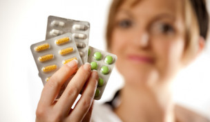 Hand mit Nahrungsergänzungsmitteln Hand mit Nahrungsergänzungsmitteln