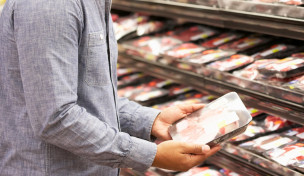 Verbraucher im Supermarkt