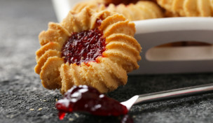Plätzchen mit Fruchtaufstrich