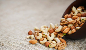 Mischung-aus-Cashewnüssen,-Mandeln,-Pistazien,-Haselnüssen-und-Walnüssen