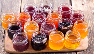 Gläser-Fruchtmarmelade-auf-Holztisch