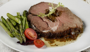 Slice-Of-Beef-mit-Spargel-und-Tomaten-braten