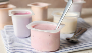 verschiedene Joghurtbecher mit rosa Füllung