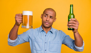 Mann-mit-Bier-in-den-haenden