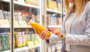 Frau mit Getränkeflasche Frau mit Getränkeflasche