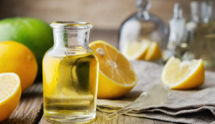 Ätherisches Zitrusöl und Zitrusfrüchte auf einem Tisch