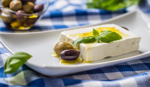 Griechischer Fetakäse und Oliven