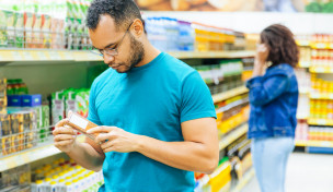 Mann studiert Verpackung Mann studiert Verpackung