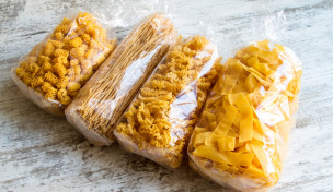 Packungen mit Eiernudeln