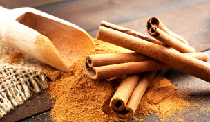 Zimtpulver und Zimtstangen