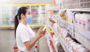 Frau am Supermarktregal