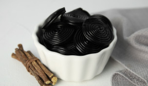 Lakritzschnecken in weißer Schüssel