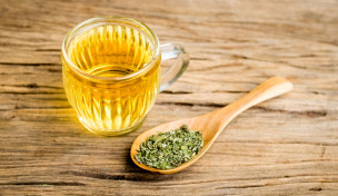 Steviakraut neben Teetasse