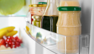 Senf und Soßen im Kühlschrank