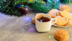 Teetasse vor Weihnachtsbaum