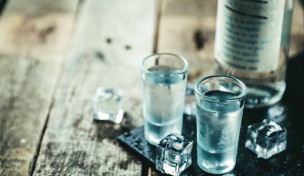 ouzo-in-schnapsgläsern