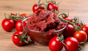 Frische-tomaten-und-tomatenmark