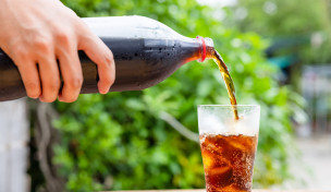 cola-getraenk-glas-auf-holztisch