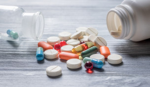 verschiedene-pillen-auf-grauem-tisch