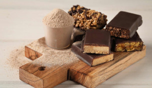 proteinriegel-und-proteinpulver-auf-weissem-untergrund